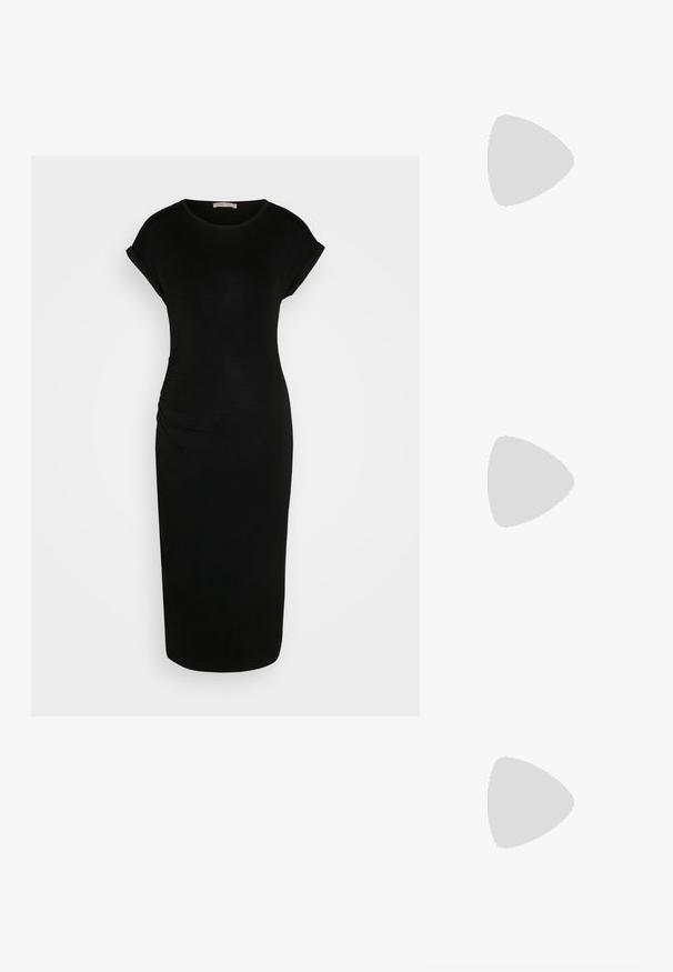 Zwart knie-lange jurk van zachte stof, met korte omgerolde mouwen en zij-ruche voor extra textuur. Eenvoudige ronde halslijn.; Zwarte slingback schoen van lakleer met een spits toelopende neus, lage blokhak en zilverkleurige hardware aan de voorkant.; Zwarte clutch tas gemaakt van suede met een textuurafwerking, voorzien van een gouden schouderband en een strakke, hoekige vorm.; Gouden oorbellen in de vorm van hoepels met twee onderling verbonden cirkels met een gestructureerde afwerking. Ontworpen met een gladde, veilige achterkant.