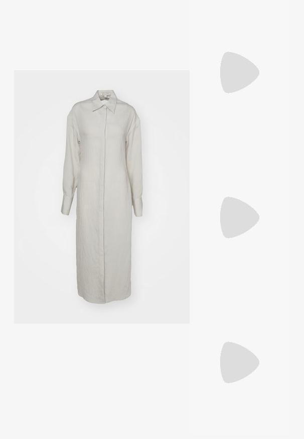 Lichtbeige lange jurk gemaakt van gestructureerde stof, met een klassieke kraag, knoopsluiting, lange mouwen en zijzakken.; Zwarte teenslippers met een minimalistisch ontwerp, voorzien van dunne banden en een platte zool. Het materiaal lijkt op plastic met een gladde textuur.; Zwarte zonnebril met een geometrisch montuur, grijze lenzen en een gouden accent op de brug. Bevat een logo aan de zijkant van de poot.; Bruine handtas in halve maanvorm met een gewatteerd handvat en zwarte, getextureerde stoffen accenten aan beide zijden en een ritssluiting.