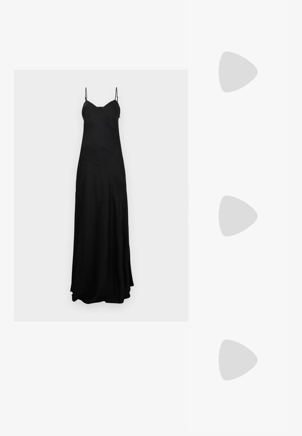 Zwarte maxi-jurk met dunne verstelbare bandjes, met een gestructureerd, vloeiend ontwerp en diagonale naden voor extra visuele aantrekkingskracht.; Zign Laarzen - black; Zwart rechthoekig handtasje met een dunne band en ritssluiting, afgebeeld tegen een effen witte achtergrond.; Een paar kleine, glanzende zilveren creolen met een ronde basis, afgebeeld op een effen lichte achtergrond.