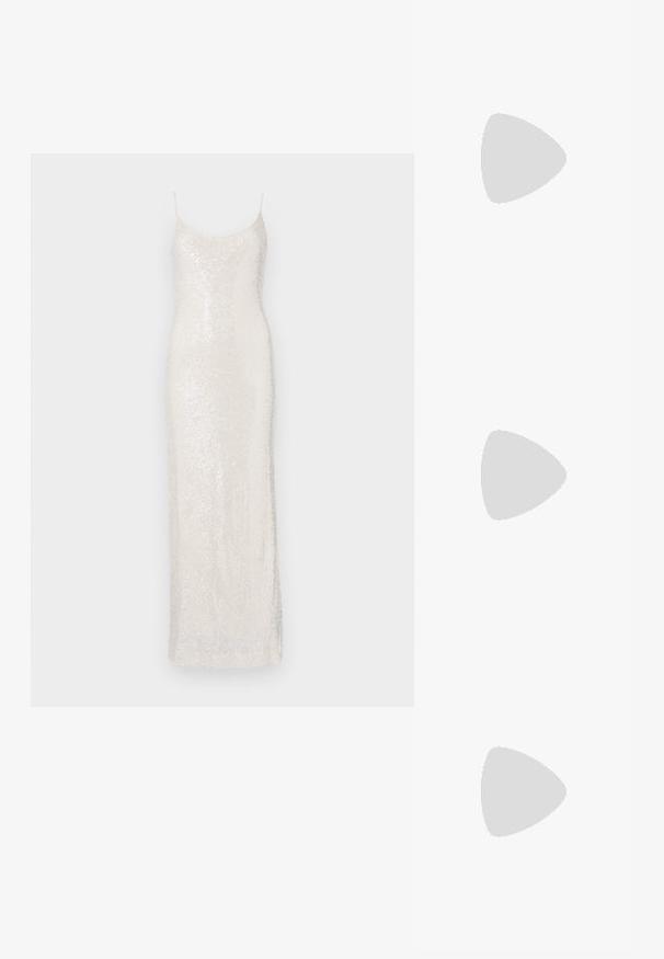 Lange, nauwsluitende jurk in iriserend wit met spaghettibandjes en een gladde, met pailletten bedekte textuur. Heeft een subtiele glans en een slanke, gestroomlijnde vorm.; Steve Madden VERO - Hoge hakken - champagne; Sprankelende grijze handtas met een gestructureerd oppervlak, voorzien van een grote strikaccent aan de voorkant en een kettingband. Compact rechthoekig van vorm.; Lange zilveren oorbellen met een scala aan heldere, facetteerde kristallen in een waterval van strengen met variërende lengtes en vormen.