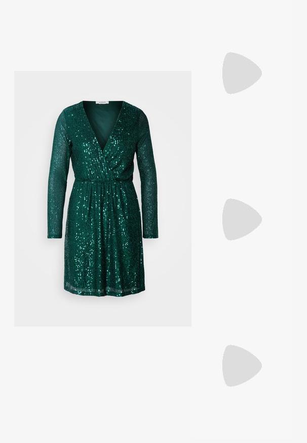Robe en sequins verts avec des manches longues, un décolleté en V profond et une taille élastique. Texturée avec des sequins brillants disposés verticalement.; Sandale à talons hauts noire avec une sangle transparente ornée de trois clous décoratifs et une sangle ajustable à la cheville, au design élégant et pointu.; Pochette argent métallique au design d'enveloppe, ornée d'un motif texturé, avec une chaîne amovible.; Boucles d'oreilles en argent avec des chaînes pendantes, présentant plusieurs pierres précieuses claires disposées en motif linéaire, offrant un effet scintillant.