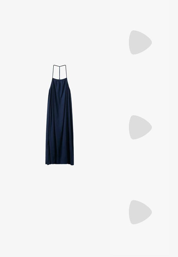 Lange marineblauwe mouwloze jurk met dunne bandjes en een losse, vloeiende silhouet.; Donkerblauwe rubberen teenslipper met een gestructureerde zool en een Y-vormige band op een effen lichte achtergrond.; Zwarte zonnebril met een slank rechthoekig frame en blauwe lenzen. Heeft een gladde textuur en stevige pootjes. Merklogo aan de zijkant.; Beige gehaakte boodschappentas met open bloemmotief, met grote en kleine bloemen en een enkele lusvormige handgreep.