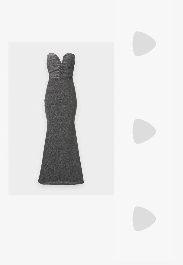 Vestido sin tirantes, ajustado y de longitud hasta el suelo en tejido metálico negro. Presenta detalles fruncidos en el busto y una silueta de sirena.; Pies que llevan sandalias de tacón alto plateadas con correas finas y puntas cuadradas, de pie sobre una superficie de color claro.; Bolso de mano negro con forma redondeada, cubierto de pequeños rhinestones plateados, con un asa corta y un cierre de cremallera en la parte superior.; Pendientes largos de plata que presentan una variedad de cristales transparentes facetados en cascadas con diferentes longitudes y formas.