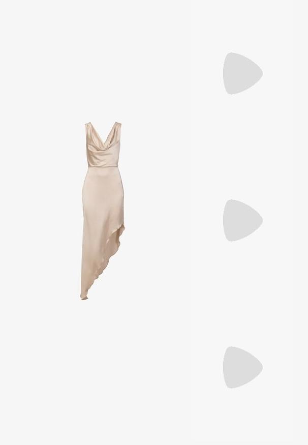 Beige satinærmeløs kjole med draperet halsudskæring og asymmetrisk kant, længere på den ene side.; Guldmetallic, strop-sandale med høj hæl og spænde-lukning, åben tå og glat overflade. Har en slank, spids hæl.; Hvid tekstureret clutchtaske med en samlet design, der har en guld kædestrop. Glat finish med subtile bølger og afrundede kanter.; Hvide perleøreringe med en buet gulddetalje og en diamantholder langs kanten. Glat, skinnende overflade med et elegant design.