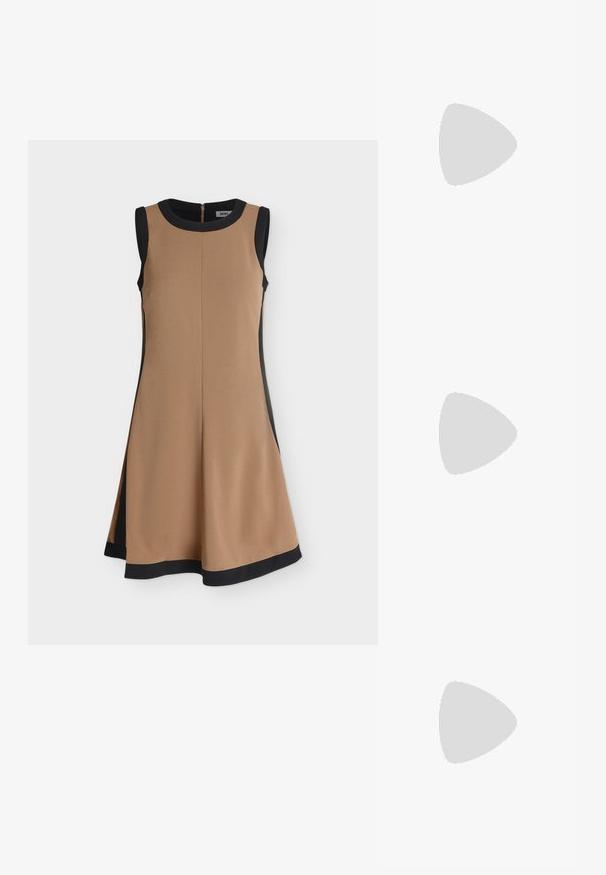Ärmelloses, knielanges braunes Kleid mit schwarzem Besatz am Ausschnitt, an den Armausschnitten, an den Seiten und am Saum, mit Reißverschluss am Rücken.; Schwarze Lederstiefel bis zum Knie mit spitzem Zehenbereich und schmalem, geschwungenem Absatz. Glatte Textur, enganliegendes Design und keine sichtbaren Beschläge oder Muster.; Schwarze Lederhandtasche von Calvin Klein mit langen Henkeln, einem vorderen Logo-Tag und einem silbernen geometrischen Anhänger, der an einem Henkel hängt.; Paar glänzende goldfarbene Creolen mit verschlungenem, verdrehtem Design auf schlichten weißem Hintergrund.