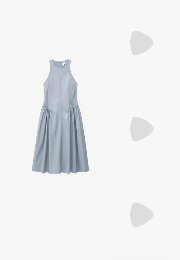 Mouwloze lichtblauwe midi-jurk met geplooide rok, ronde halslijn en ritssluiting aan de achterkant.; Zwarte leren kniehoge laars met een spitse neus en een lage kittenheel, voorzien van een decoratieve zilveren gesp bij de enkel. Gladde textuur.; Zwarte cat-eye zonnebril met donkergrijze lenzen, slank plastic frame, puntige hoeken en rechte pootjes. Geen zichtbare hardware of accenten.; Zwarte leren handtas met een gladde textuur. Beschikt over een verstelbare schouderband en een strak, minimalistisch ontwerp met een ritssluiting.