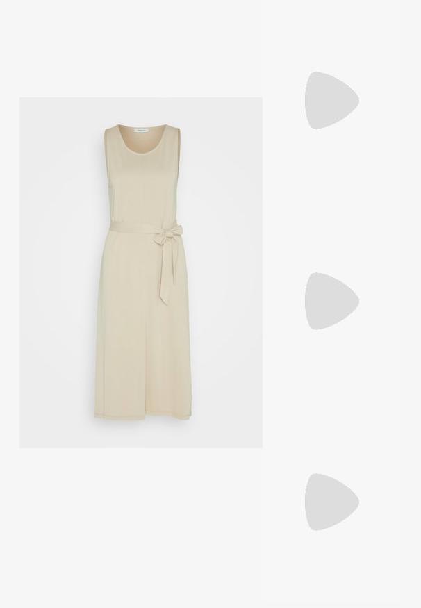 MSCH Copenhagen DEANIE LYNETTE DRESS - Vestido ligero - fields of rye; Sandalias de tacón de color marrón claro con dos correas delgadas y un tacón cuadrado. Material suave con un diseño minimalista y un pequeño detalle de hebilla dorada.; Bolsa tote de cuero marrón con una textura suave, grandes asas circulares, con un diseño minimalista y un logo grabado en la parte inferior.; Pendientes de aro de oro con un acabado suave y pulido. Forma redondeada, tamaño mediano, con un mecanismo de cierre seguro.
