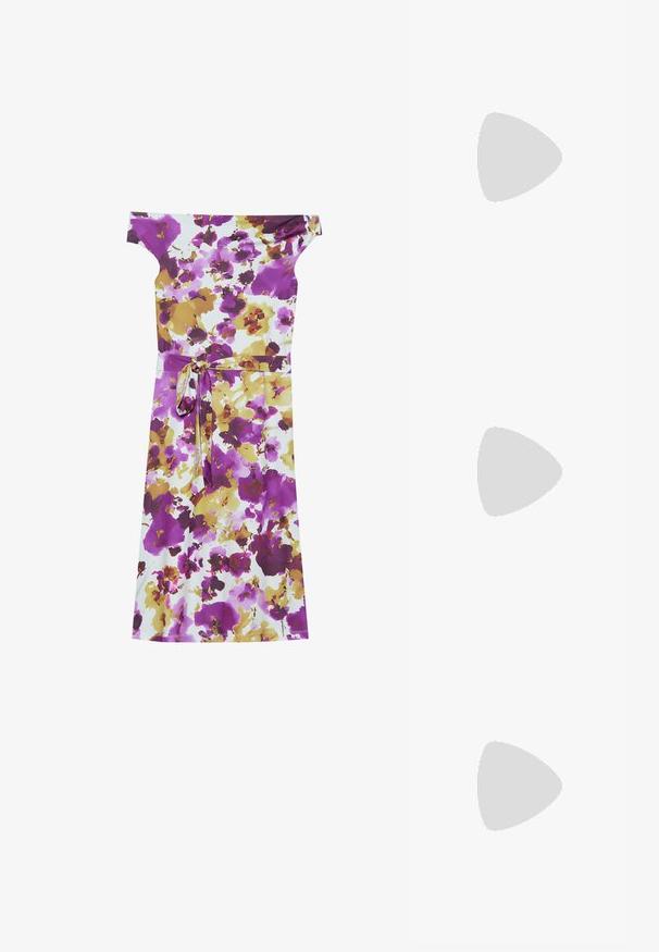 Af-shoulder blomsterkjole med lilla, gul og hvid nuancer. Letvægtsstof med et bindsnor i taljen, flydende silhuet.; Beige læder slingback flade sko med spidse tæer, minimalisk design, glat tekstur og en lav sort sål.; Hvid læderhåndtaske med en samlede design, forsynet med en guldkæde-strop og en rund form. Glat tekstur med bløde folder og ingen mønstre.; Sæt af fem guldøreringe med forskellige designs: snoede, ribbede og glatte overflader i hoop- og halvmåneformer.