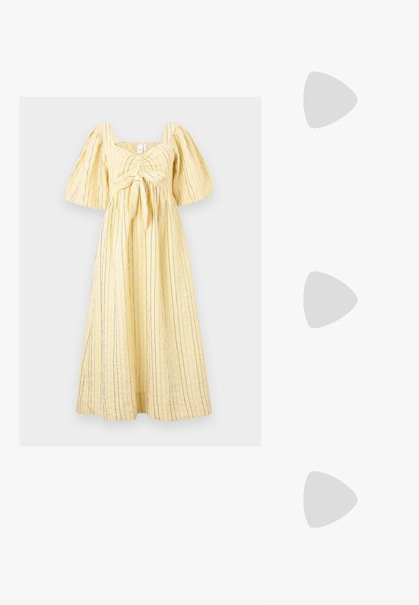 Robe jaune en tissu texturé avec des rayures verticales bleues. Elle présente un décolleté carré, des manches bouffantes et un détail de taille nouée.; Sandales à talons métalliques dorés avec un design à lacets, un talon carré, et une sangle de cheville ajustable avec une boucle. Texture lisse.; Petit sac à main noir brillant avec deux longues anses et des détails à cordon sur les côtés sur un fond clair uni.; Boucles d’oreilles créoles en métal argenté avec une surface lisse légèrement incurvée et des fermoirs à clapet sur un fond blanc uni.