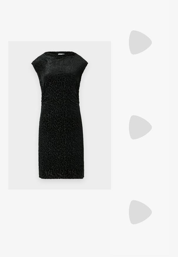 Robe en velours noir avec un motif léopard, dotée de manches courtes, d'un col rond et d'une coupe ajustée pour une silhouette élégante.; Even&Odd by Zalando Bottes - black; Sac à main en cuir noir de forme arrondie, décoré de clous argentés et équipé d'une poignée courte. Texture lisse et fermeture éclair.; Boucles d’oreilles créoles en métal argenté avec une surface lisse légèrement incurvée et des fermoirs à clapet sur un fond blanc uni.