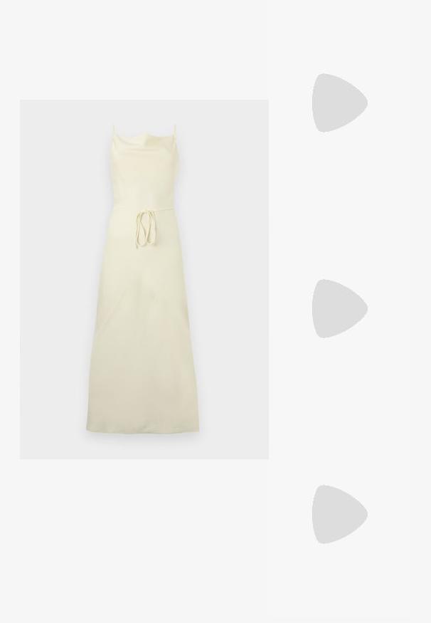 Crèmekleurige mouwloze maxijurk met dunne bandjes, rechte halslijn en een ceintuur in de taille tegen een effen achtergrond.; Witte gepolijste leren hoge hakpump met een spitse neus en slanke stilettohak, met een gladde textuur en een beige interieur.; Zachte, crèmekleurige leren clutch met geplooid, gerimpeld ontwerp en een dunne schouderriem die vooraan op een effen achtergrond ligt.; Gouden metalen studoorbellen met een onregelmatig, glad ontwerp met een reflecterend oppervlak en golvende randen. Geen extra versieringen.