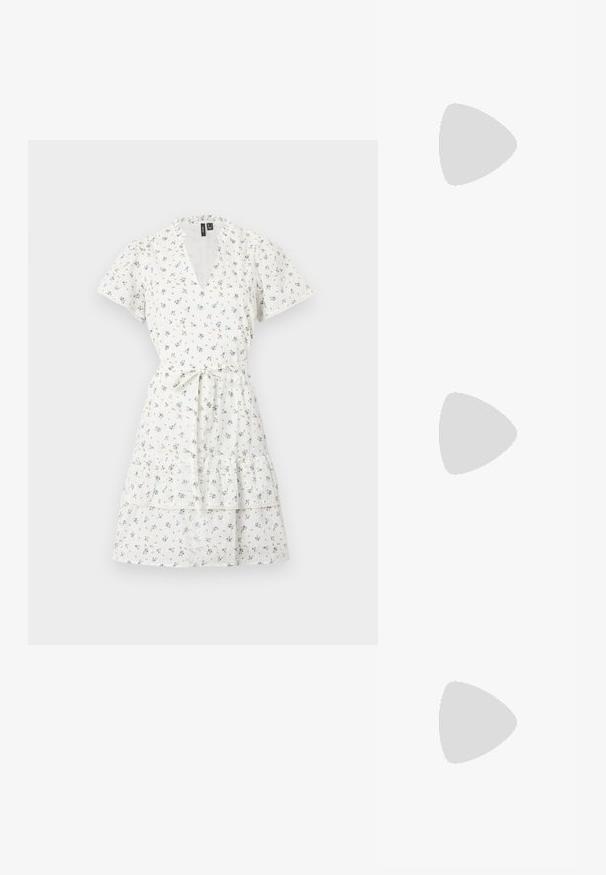 Hvid kortærmet kjole med små blå blomsterprint, V-hals, taljebånd og lagdelt skørt med flæser.; Beige lavpumpe med lav hæl og spidse tæer samt en glat, blank overflade. Har en diskret udskæring langs buen og en slank, tapet hæl.; Hvid fletlæderhåndtaske med afrundet håndtag og ender på remmen, der er knyttet, vist mod en ensfarvet baggrund.; Par af skinnende gyldne dobbelt loop øreringe med stift-lukning på hvid baggrund.