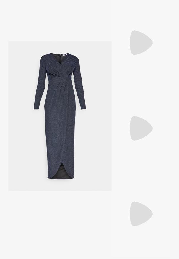 WAL G. VIENNESE  - Maxi-jurk - navy blue; Zilveren metallic hoge sandaal met een brede te band, enkelband en blokhak. Gladde textuur met een glanzende afwerking en minimalistisch ontwerp.; Metalen zilveren clutch met een envelopontwerp, verrijkt met een gestructureerd patroon, voorzien van een afneembare kettinghengsel.; Zilveren hoepel oorbellen met een golvende, onregelmatige textuur. Kenmerken een dunne, ronde vorm en een reflecterende afwerking.