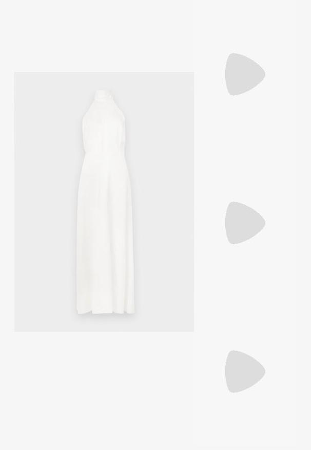 Robe maxi sans manches blanche avec un col haut, un tissu lisse, un corsage ajusté et une jupe fluide. Design simple sans motifs visibles.; Steve Madden VERO - Escarpins à talons hauts - champagne; Pochette en cuir souple couleur crème avec un design froncé et une fine bandoulière reposant à l’avant sur un fond uni.; Boucles d'oreilles pendantes dorées présentant un cristal ovale transparent à la base, rehaussé de plus petits cristaux et de détails floraux au-dessus.