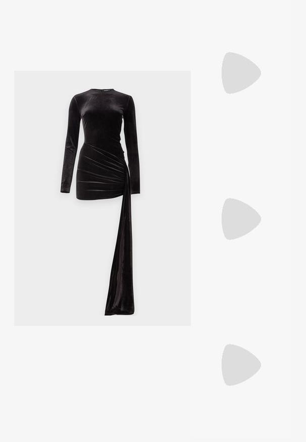 Vestido de terciopelo negro de manga larga con un corsé ajustado y un dobladillo asimétrico drapeado. La textura suave y la silueta elegante son características notables.; Sandalia de tacón alto plateada con un diseño de tiras, material brillante, acentos de strass y una correa delgada en el tobillo. Punta cuadrada y tacón pulido.; Bolso de mano plateado con patrones diagonales de cristales y una correa de cadena plateada sobre un fondo blanco liso.; Pendientes en tono dorado con largas franjas de cadenas en cascada y extremos redondeados, que exhiben un intrincado enlace y una textura suave.