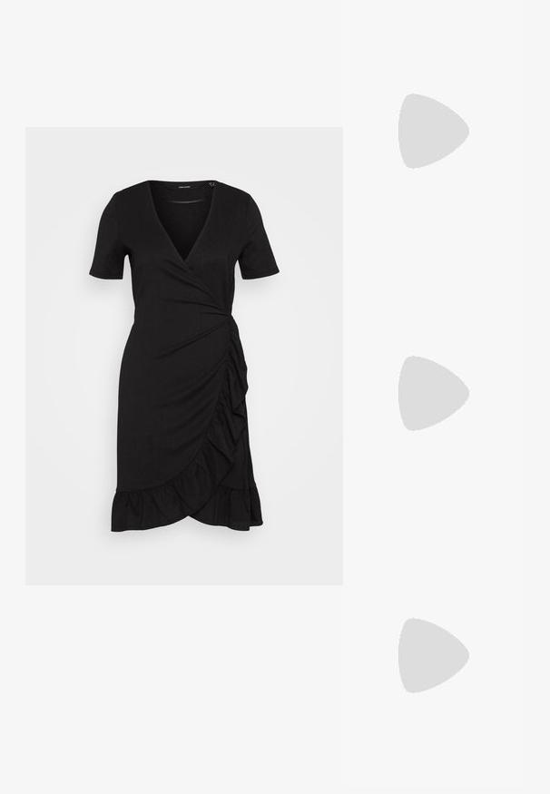 Sort omslagkjole med korte ærmer, V-udskæring, front ruching-detalje og en flæsekant. Lavet af blødt, struktureret stof.; Sorte høje wedge sneakers lavet af glat læder, med snørebånd foran, justerbar rem og dekorative lynlåse.; Skildpaddebriller med en firkantet ramme, der har klare linser og et struktureret mønster. Stængerne har et tyndt, strømlinet design.; Vinrød læderhåndtaske med dobbelte håndtag, guldlås, aftagelig skulderrem, hjerteformet vedhæng og "ANNA FIELD"-logo foran.