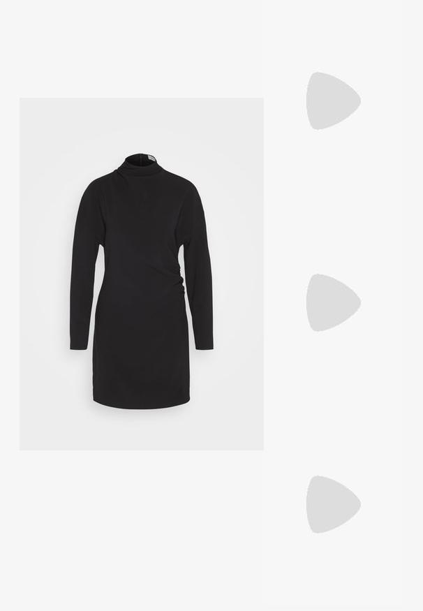 Calvin Klein STRUCTURE SHIFT DRESS - Etui-jurk - black; RAID BLICK - Laarzen - black; Zwarte leren handtas met krokodillenstructuur, rechthoekige vorm, gebogen klep en korte toplus.; Zilveren hoepeloorbellen, cirkelvormig, met een gladde glanzende textuur en een constante breedte. Minimalistisch ontwerp zonder extra accenten.