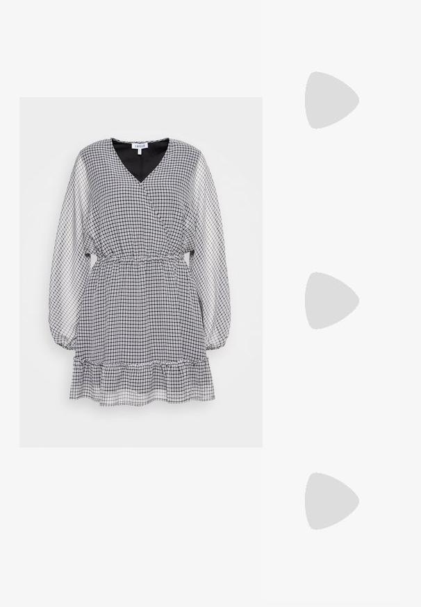 EDITED JANICE DRESS - Denné šaty - beige/black; Čierne členkové topánky na podpätku s rebrovanou ponožkovou časťou, hladkým povrchom, zaoblenou špičkou a blokovým podpätkom pre stabilitu.; Čierna kožená kabelka s krokodílou textúrou, obdĺžnikového tvaru, zakriveným chlopňou a krátkou hornou rúčkou.; Zlaté skrútené náušnice s hladkým povrchom, ktoré majú priehľadný podklad a zlatý hardware.