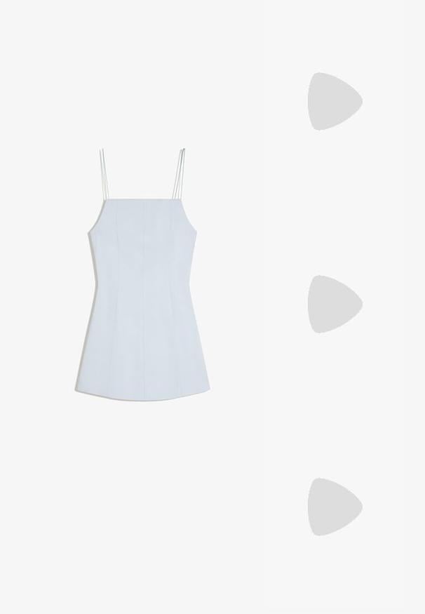 Lichtblauwe mouwloze mini-jurk met dunne dubbele spaghettibandjes en lichte taillering op een witte achtergrond.; Zilveren sandaal met blokhak, voorzien van dunne kruislingse banden en een verstelbare enkelband. Gladde metallic afwerking.; Gouden metalen bril met ovale lenzen, slanke armen en transparante neus pads. Heeft subtiele scharnieraccenten en transparante lenzen.; Witte nepleren handtas met een gestructureerde driehoekige vorm, een enkele verstelbare schouderriem en een klep met ronde accenten.