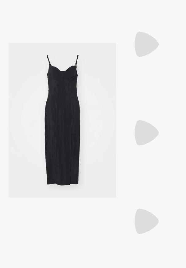 Zwarte, mouwloze jurk met een getailleerde lichaam en rechte silhouette, met een lichte textuur. Beschikt over dunne verstelbare schouderbanden en een lange zoom.; Zwarte teenslippers met een minimalistisch ontwerp, voorzien van dunne banden en een platte zool. Het materiaal lijkt op plastic met een gladde textuur.; Zwart geweven tote tas met twee dunne leren handvatten en een subtiel gevlochten logo aan de voorkant, staand tegen een lichte achtergrond.; Zilveren oorbellen met een gedraaid ontwerp. Afgeronde randen en een glanzende afwerking. Open sluitingen voor gemakkelijk dragen. Soepele textuur over het geheel.