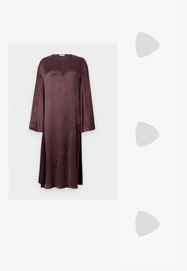 Vestido de satén en burdeos profundo con mangas largas, escote con abertura y detalle de costura diagonal. Textura suave, corte holgado, diseño de longitud media.; Woden WODEN - Tacones - cherry; Bolso de mano estilo sobre en rojo oscuro brillante con ribete dorado a lo largo del borde de la solapa sobre un fondo claro liso.; Pendientes de aro de acrílico rojo con un acabado brillante, que presentan un diseño curvado y abierto, y un cierre de Stud. La forma es redondeada y gruesa.