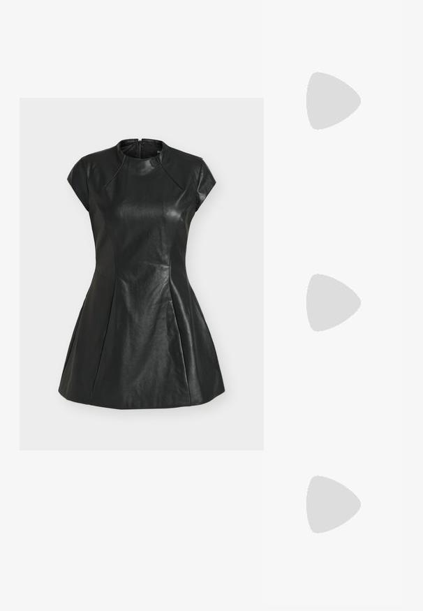 Robe noire en simili cuir à manches courtes, corsage ajusté, jupe évasée et col montant avec fermeture éclair au dos.; Botte en cuir noir, hauteur genou, à bout pointu et à talon épais. Texture lisse avec un design élégant et des détails de couture subtils.; Petit sac à main noir brillant avec deux longues anses et des détails à cordon sur les côtés sur un fond clair uni.; Une paire de boucles d'oreilles en croissant argenté poli avec des supports en plastique transparent sur une surface blanche.