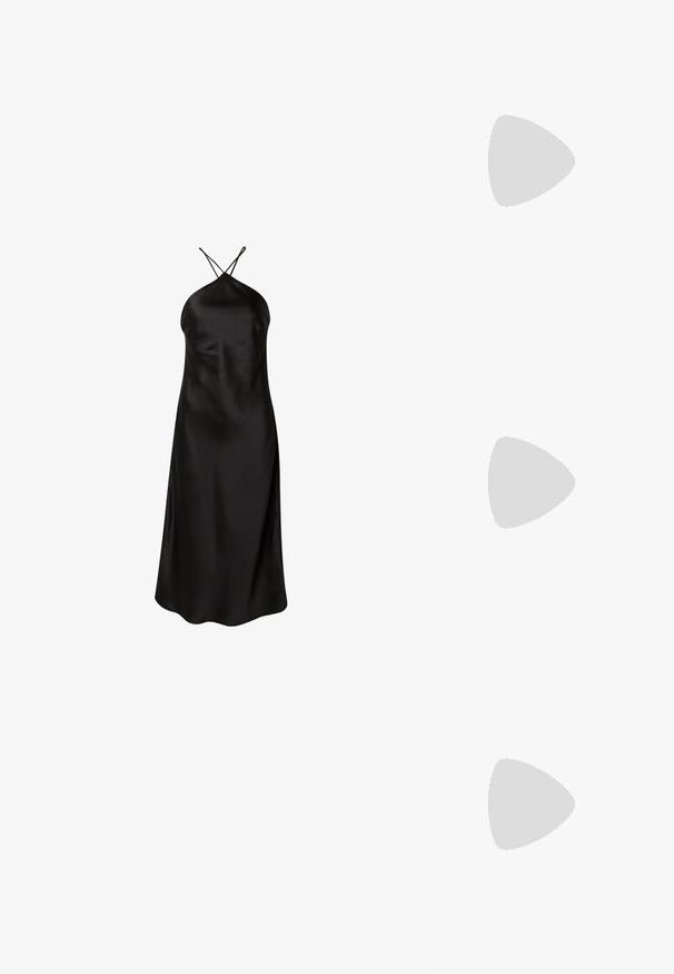 Zwarte satijnen halternekjurk met een aansluitende lijfje, een vloeiende silhouet en zijsplitten voor bewegingsgemak. Dunne kruislings loper op de rug.; Bershka Sandalen met hoge hak - black; Zwarte avondclutch met gestructureerde stof, omlijst door een rij kleine parels en een grote parelsluiting bovenop.; Zwarte kristallen druppeloorbellen met een teardrop-vorm, voorzien van een gepolijste gele gouden haak. Het kristal is gefacetteerd voor extra sprankeling.