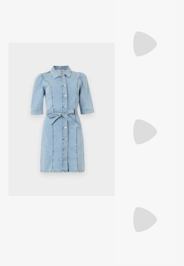 Lyseblå denimkjole med korte pufærmer, frontknapper, krave og bæltet bånd i taljen.; Cremefarvede blokhælede sandaler med snoede stropper og en flad tåbund. Glat syntetisk materiale med en mat finish.; Lyseblå Marc Jacobs tote-taske dekoreret med patches, herunder blomster, en fisk, et bjerglandskab og forskellige logodesigns.; Sorte øreringe formet som hjerter lavet af metaltråd, med en snoet detalje øverst på hvert hjerte, glat tekstur og minimalistisk design.