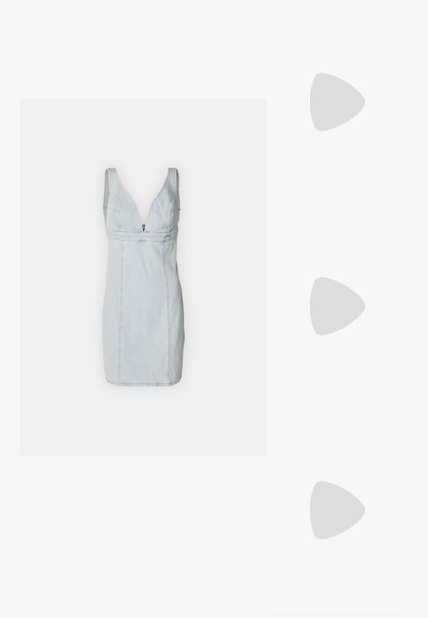 Hele sinine teksakleit, millel on sügav V-kaelus, kitsad rihmad ja vormistatud siluett. Omab nähtavat õmblust ja külgvetti.; Denim slingback-kontsad, millel on terav nina, reguleeritav pannal ja läikiv sinine konts. Sile tekstuur koos heleda sinise sisetallaga.; Hall hallitõmbluknahast õlakott kõvera disainiga, musta äärega ja hõbedase logoplokiga ees. Reguleeritav rihm mitmekülgseks kantamiseks.; Hõbedased rõngasnõelad on sujuva ja ümara kujundusega, õhukese profiiliga ning kindla lukuga. Minimalistlik stiil ja läikiv viimistlus.