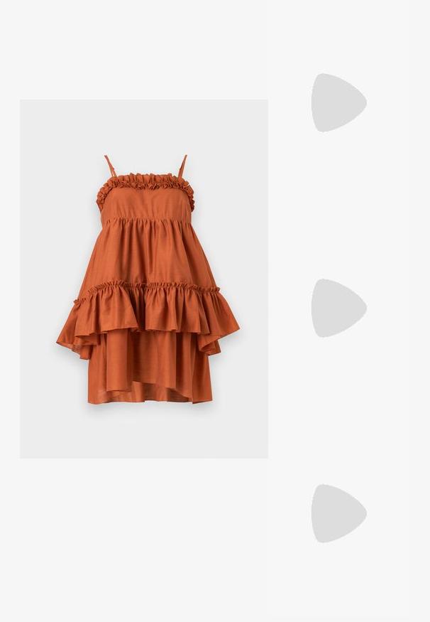 Robe sans manches couleur rouille avec fines bretelles, bordure froncée en haut et couches de volants superposés créant un ourlet asymétrique.; Une seule sandale tongs rose clair avec semelle texturée et brides en forme de Y en or rose métallique sur un fond uni.; Lunettes de soleil noires en forme d'œil de chat avec des verres gris dégradés. Monture épaisse en plastique brillant et branches effilées. Aucune marque ou ornement visible.; Sac à main tressé rond en paille naturelle avec une finition texturée. Dispose d'une bandoulière en cuir marron lisse et d'une poignée circulaire.