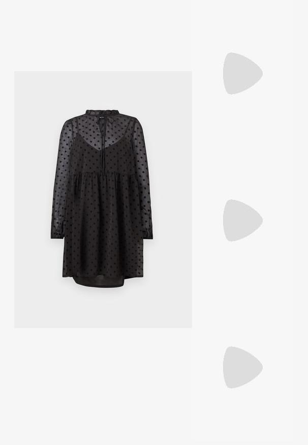 Robe noire avec un motif à pois transparent, manches longues, encolure froncée et coupe ample qui s'évase à la taille.; Bottes noires en daim montant au-dessus du genou, avec un bout pointu et un talon bloc. Texture lisse avec des coutures latérales et une coupe ajustée.; Lunettes de soleil rondes teinte brun avec une monture bordeaux brillante. Branches fines avec un détail de marque subtil. Design de verres plats.; Sac à main en cuir verni marron de forme rectangulaire, avec deux longues poignées et des accents courbés subtils à l'avant.