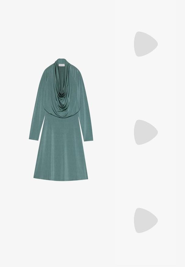 Cowl-neck jurk in gematigd groene stof, met lange mouwen en een vloeiende silhouet. Zachte, gladde textuur met een subtiele glans.; Zwarte suède plateauhakken met een dikke blokhak, ronde neus en enkelbandje dat is beveiligd met een metalen gesp. Zachte textuur overal.; Bruine neplederen schoudertas met twee lange handvatten en een bijpassend klein pouch. Het oppervlak heeft een gestructureerd patroon en gouden hardware accenten.; Delicate gouden draad oorbellen met dunne kettingen en kleine, gladde, onregelmatig gevormde gouden hangers aan de uiteinden.