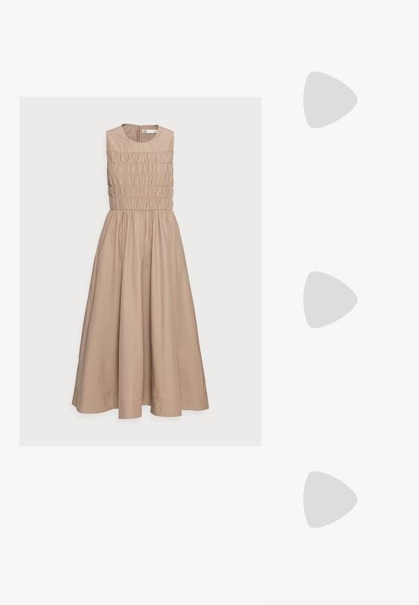 Karamelfarvet ærmeløs kjole med smocket bodice, vid nederdel og rund halsudskæring. Lavet af et glat stof med en subtil glans.; Sorte flade sandaler med flettede stropper og en metallisk detalje. Har en justerbar spænde og flad gummisål for komfort.; Storede sorte oversized solbriller med katteøjeform, mørkt tonede linser og glansfuldt plastisk stel. Har tykke stænger for støtte.; Guld snoede hoops øreringe med en glat overflade, der har en transparent baggrund og hardware i guldtoner.