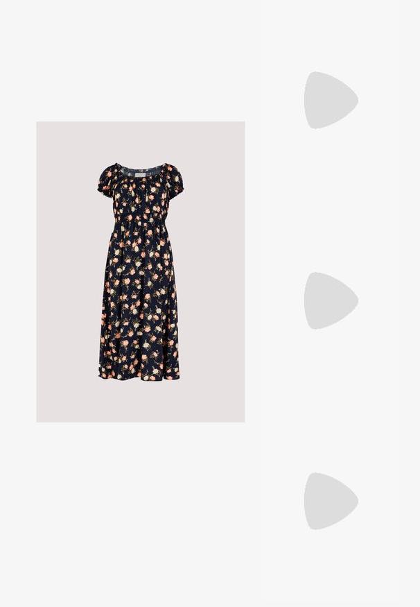 Apricot VINTAGE ROSE - Vestido informal - navy; Tacones slingback de charol beige con puntera afilada y un lazo decorativo en el empeine. Incluyen un tacón bajo y estilizado con una textura suave.; Pequeño bolso blanco de mano con asa superior, correa de hombro desmontable y cierre rectangular dorado en la solapa frontal.; Collar de perlas blancas con un cierre de plata y pendientes de perlas a juego, presentando perlas redondas y lisas dispuestas de manera uniforme.
