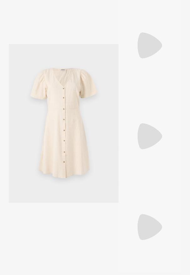 Vestido beige claro con escote en V, mangas cortas abullonadas y falda acampanada. Cuenta con botones en la parte delantera y una tela suave y texturada.; Sandalias de tacón desnudas con tiras finas y un detalle de nudo. Presentan una punta afilada y un tacón de aguja para un diseño elegante.; Pequeño bolso beige con asa superior, correa desmontable, solapa frontal y lazo decorativo horizontal sobre un fondo liso.; Pilgrim Pendientes - gold-coloured