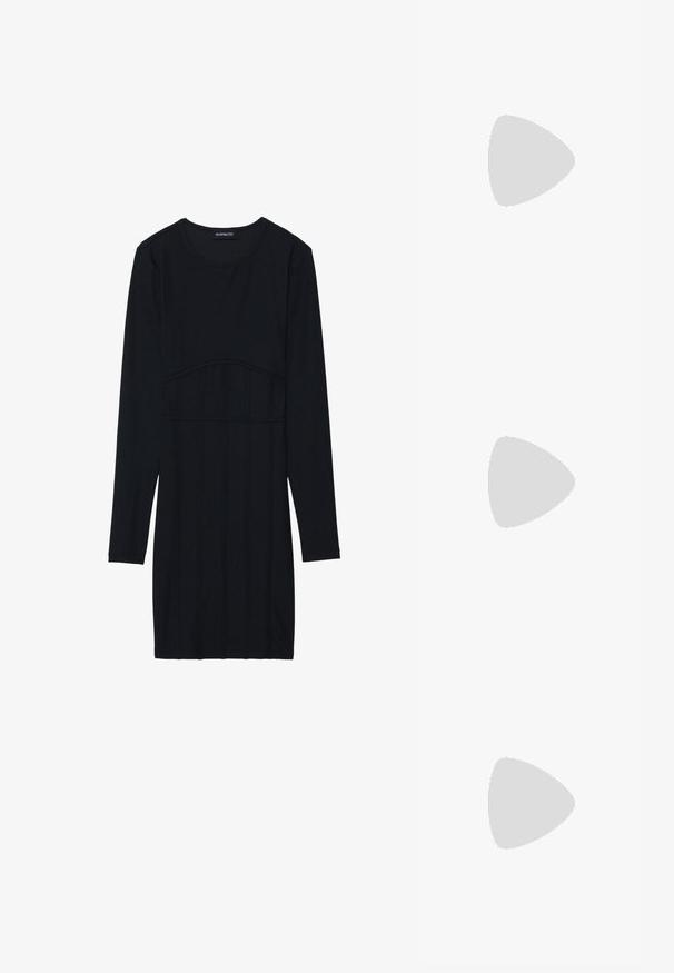Schwarzes langärmeliges Kleid mit gerippter Struktur, tailliertem Oberteil und gepanzerter Gestaltung. Verfügt über einen runden Ausschnitt und einen knielangen Saum.; Even&Odd Plateaustiefel - black; Schwarze, eckige Sonnenbrille mit grauen Gläsern; aus Kunststoff gefertigt, mit dicken Bügeln, die eine glatte Oberfläche und keine sichtbaren Beschläge haben.; Frau trägt eine schwarz-weiß gemusterte Bluse und hält eine glänzende rote Schultertasche vor einem einfarbigen Hintergrund.