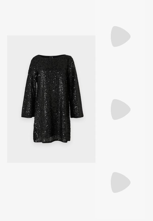 Vestido negro de lentejuelas con mangas tres cuartos, cuello redondo y un corte holgado. Textura brillante con un patrón de lentejuelas en todo el vestido.; Sandalia de tacón alto de ante negro con suela de plataforma, tira en el tobillo con herrajes plateados, diseño de punta abierta y textura suave.; Pequeño bolso negro brillante con dos asas largas y detalles de cordón lateral sobre un fondo claro liso.; Par de pendientes de aro plateados pulidos con diseño de barra curva en capas sobre un fondo claro y liso.