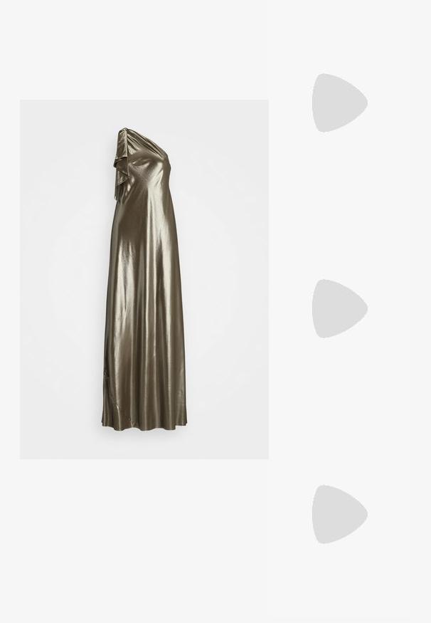 Lauren Ralph Lauren METALLIC CHIFFON ONE-SHOULDER GOWN - Robe de cocktail - silver; Sandale noire à talons hauts avec des fines lanières ornées de bijoux et une boucle au niveau de la cheville. Matériau en daim, bout ouvert et silhouette fine et pointue.; Petit sac pochette rectangulaire gris foncé orné de strass clairs disposés en motif rayonnant, avec une bandoulière chaîne argentée.; Boucles d'oreilles en métal argenté ornées de plusieurs pierres précieuses en cristal transparent en forme de goutte et de marquise, avec des fermoirs à levier et des détails complexes.