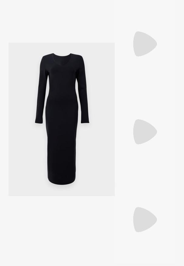 Robe noire à manches longues avec une silhouette ajustée, décolleté en V profond et tissu lisse et extensible. Aucune motif ou accent visible.; Escarpins à talon aiguille en cuir noir, avec un design à bout pointu, présentant une découpure à l'avant et un talon fin.; Petit sac bracelet en cuir noir avec fermeture éclair argentée et poignée courte, logo Emporio Armani Milano 1981 embossé sur le devant.; Deux petits moules à pâtisserie en métal argenté en forme de fleur avec des bords festonnés sur un fond clair uni.
