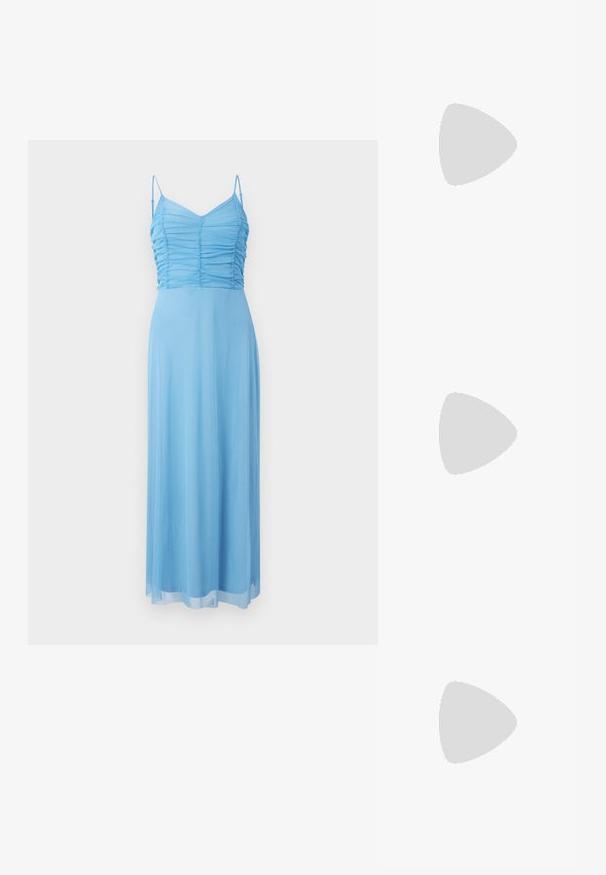 Lichtblauwe mouwloze maxi-jurk met geplooid lijfje en dunne verstelbare schouderbandjes op een neutrale achtergrond.; Zilveren metallic hoge sandaal met een brede te band, enkelband en blokhak. Gladde textuur met een glanzende afwerking en minimalistisch ontwerp.; Metalen zilveren clutch in de vorm van een schelp met een zilveren kettingriem losjes aan de zijkant gehangen.; Zilveren metalen oorbellen met een golvend, sculpturaal ontwerp, voorzien van een gepolijste afwerking en onregelmatige vormen, die een hedendaagse esthetiek benadrukken.