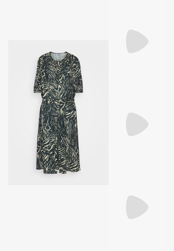 Anna Field Robe de jour - black/beige; Sandale en daim noir avec une large lanière, une boucle à la cheville et une semelle compensée superposée présentant des textures naturelles et un motif tressé.; Sac tissé rayé en noir et beige, avec un design décontracté, une surface texturée et une petite pièce en cuir en accent.; Boucles d'oreilles en métal doré présentant une forme carrée avec des bords lisses et une finition polie, réfléchissant la lumière avec une surface brillante.