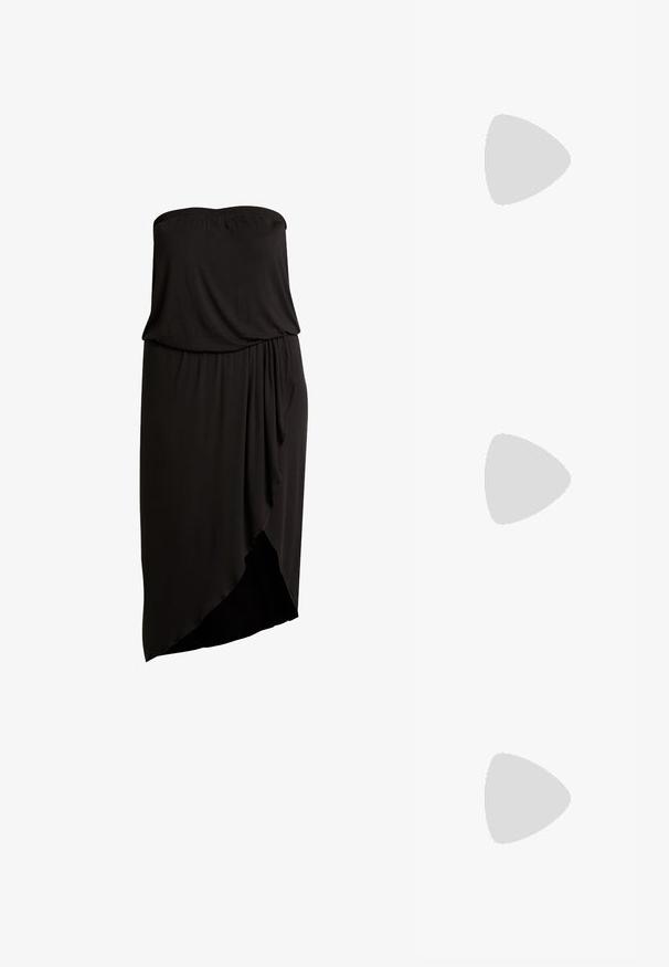 Vestido negro sin tirantes confeccionado en un tejido suave y elástico. Presenta un escote gathered y un frente drapeado con un dobladillo asimétrico.; Sandalia plana beige con suela trenzada y finas tiras metálicas doradas, vista de perfil sobre fondo blanco.; Gafas de sol de ojos de gato con un marco negro brillante, lentes grises con degradado y detalles en tono dorado en las patillas. Textura suave y lisa.; sweet deluxe Pendientes - gold-coloured