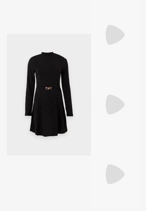 Robe noire à manches longues avec un corsage ajusté, une jupe évasée, un col montant et une ceinture fine avec une petite boucle dorée à la taille.; Bottes noires montantes en matériau croûte embouti brillant, avec un bout pointu et un petit talon kitten. Texture lisse avec des plis doux.; Sac à épaule en simili cuir noir et blanc avec imprimé serpent, de forme arrondie, texture lisse et bandoulière incurvée. Présente un accent en matériel argenté.; Boucles d’oreilles créoles en forme d’étoile argentée avec une finition lisse et polie sur un fond blanc uni.