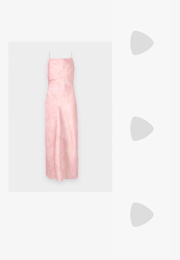 Ärmelloses rosa Kleid mit glatter, leicht strukturierter Oberfläche, das ein langes, fließendes Design und dünne Träger für einen minimalistischen Look aufweist.; Rosa Lackleder-Sandaletten mit Absatz, rechteckiger Zehenpartie, schmalen Riemen und geometrischem Blockabsatz. Mit einer Schnallenverzierung am Riemen.; Rosa Lederhandtasche mit einer strukturierten rechteckigen Form, einem einzelnen kurzen Griff und einem silberfarbenen Verschlussdetail auf der Vorderseite.; Goldene Hakenohrringe mit großen tropfenförmigen rosa Edelsteinen und kleinen runden klaren Steinen über den Tropfen auf einem schlichten Hintergrund.