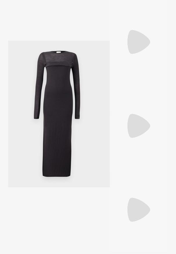 Schwarzes, langärmliges Kleid mit taillierter Form, Rundhalsauschnitt und einem transparenten, horizontalen Einsatz auf der Brust. Weiches, leichtes Material.; Schwarze Absatzstiefeletten mit spitzem Zehen und kantigem Design, kombiniert mit hochgeschnittenen roten Lederhosen, die ein dezentes Muster aufweisen.; Schwarze Lederclutch mit silbernem Rahmen und Verschluss, mit kurzem Griff, der silberne Kette und gelb-schwarz karierten Stoff kombiniert.; Silberne skulpturale Ohrringe mit glatten, geschwungenen Formen und reflektierenden Oberflächen. Sie verfügen über ein geschlossenes Ringdesign und eine ausgeprägte organische Form.
