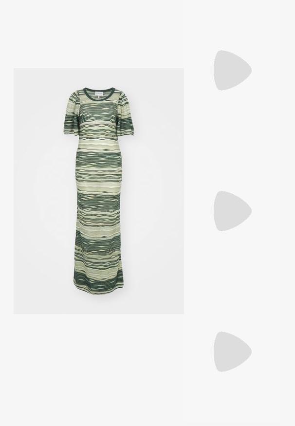 Robe maxi avec des motifs ondulés verts et beige, à manches courtes bouffantes et encolure ronde. Fabriquée en tissu doux et texturé.; Chaussure plate en cuir noir avec un bout arrondi et un design froncé le long de l'ouverture. Présente un détail discret en métal argenté sur le devant.; DRAGON DIFFUSION ROSANNA - Sac à main - forest; Boucles d'oreilles en or avec un design élégant et arrondi. Présentent un centre creux et une surface brillante, complétant les styles modernes.