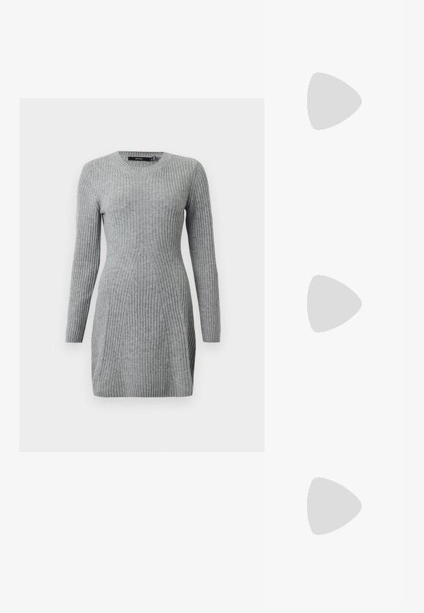 Grå stribet strikkjole med lange ærmer og rund hals. Har en tætsiddende pasform og lodrette linjer for tekstur. Blødt stof.; Sorte knælange støvler lavet af syntetisk læder, med en chunky gummisål med dybe riller, glat overflade og minimale syninger.; Sort håndtaske med en rund form, lavet af glat materiale. Har et flet håndtag og en lynlåslukning for sikker opbevaring.; Sølvstjernede øreringe med en poleret, blank overflade. Hver ørering har fem spidser og subtile teksturdetaljer på overfladen.