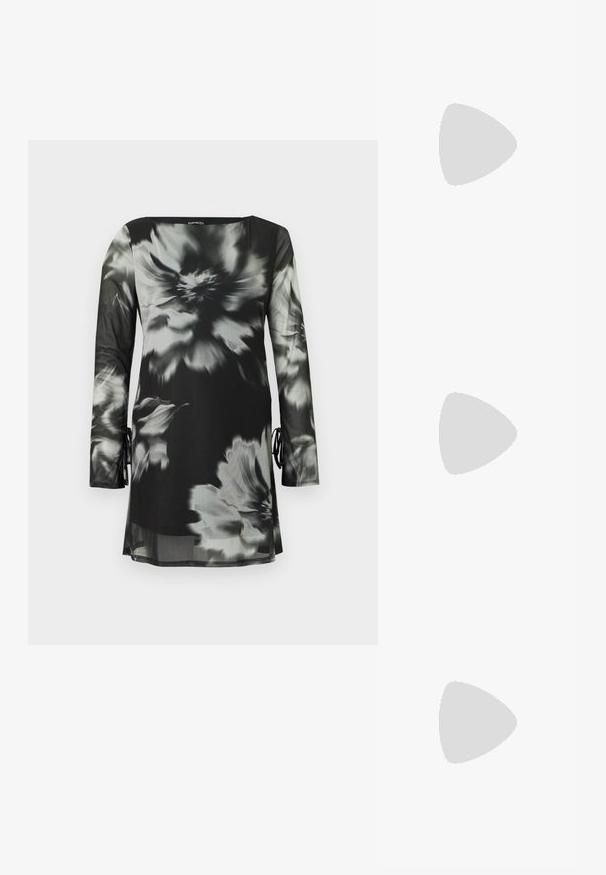 Sort-hvid blomsterprintet langærmet kjole med en kasseformet silhuet, bindedetaljer i siden og en lige kant. Fremstillet af let stof.; Sorte knæhøje støvler lavet af glat kunstlæder med en kraftig sål, lynlås i siden og design med rund tå.; Sølvmetallic håndtaske med en trekantet form, glat overflade og en tynd, justerbar skulderrem. Har et fold-over design med syninger.; Et par polerede sølv halvmåneformede hoop øreringe med klare plastikbagsider på en hvid overflade.