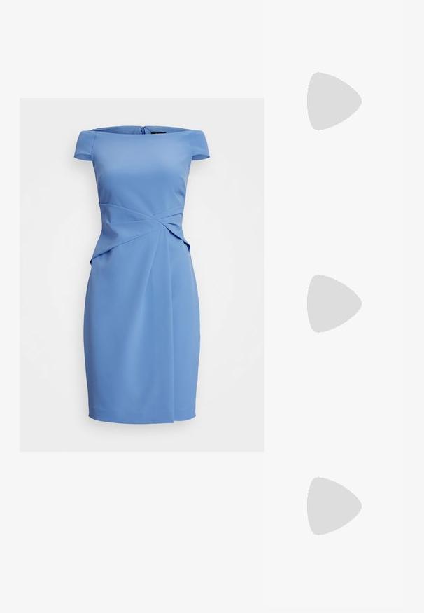 Blaues schulterfreies Kleid mit figuraffinierter Blende und plissierten Details an der Taille, aus glattem Stoff mit einem Reißverschluss auf der Rückseite.; Brauner Leder-Damenslingback mit spitzer Schuhspitze und niedrigem Kittenabsatz auf weißem Hintergrund.; Hellbraune Wildleder-Handtasche mit strukturierter Form, ausgestattet mit zwei runden Griffen und einer glatten Oberfläche. Zwei vertikale Nahtakzente heben das Design hervor.; Strang von schimmernden weißen Perlen, jede rund und gleichmäßig in der Größe, mit einer glatten Oberfläche und einem dezenten Glanz, verbunden durch einen dünnen Faden.