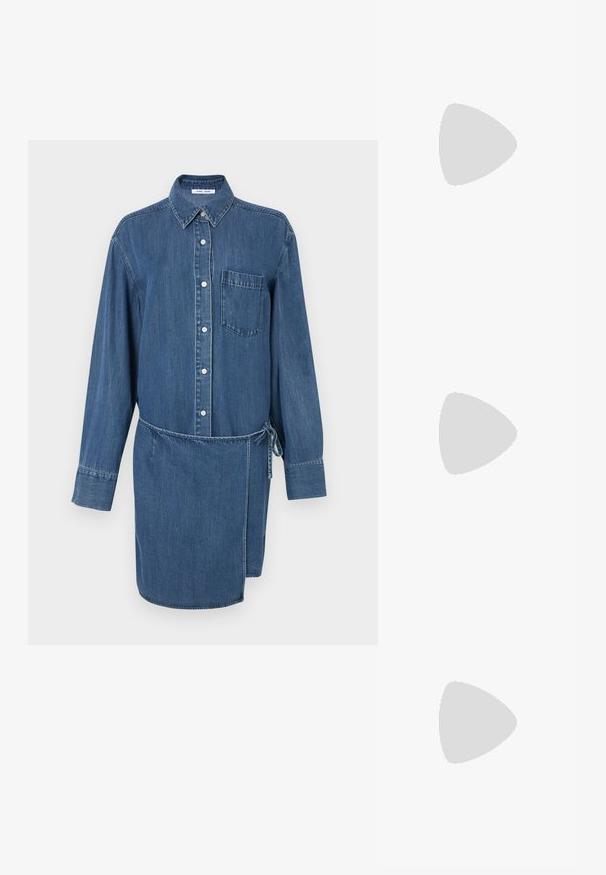 Denim-Kleid in Dunkelblau mit durchgehender Knopfleiste, langen Ärmeln, einer einzelnen Brusttasche und einem Taillenbindegürtel.; Schwarze Leder-Pumps mit hohen Absätzen, spitz zulaufender Zehenpartie und glatter Textur. Verfügt über einen schmalen Stiletto-Absatz und ein tief ausgeschnittenes Obermaterial.; Schwarze, rechteckige Tasche mit strukturierter Oberfläche, Reißverschluss und einem kleinen Stoff-Logopatch in der Mitte der Vorderseite.; Silberne Metallohrringe mit einem wellenförmigen, skulpturalen Design, das eine polierte Oberfläche und unregelmäßige Formen aufweist, die eine zeitgenössische Ästhetik betonen.